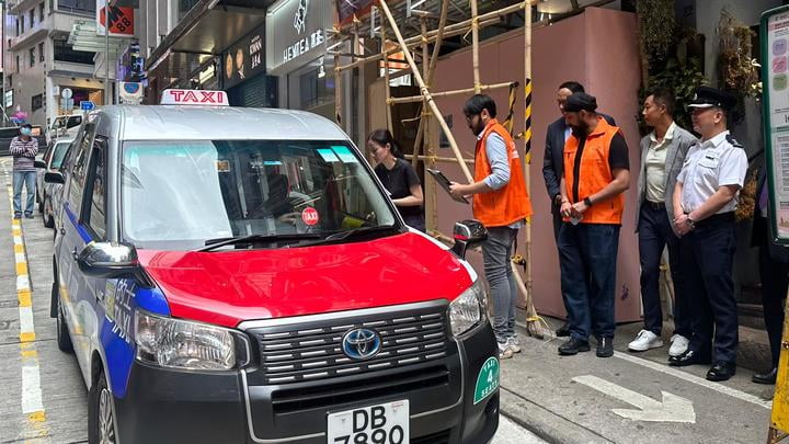 警方在蘭桂坊推為期3個月先導計劃打擊「黑的」｜本地｜商業電台 881903