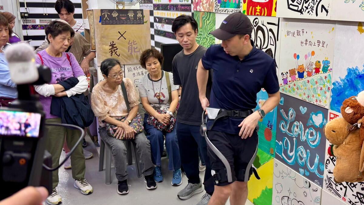 圖：機構免費借出50套外骨骼機械裝備　助宏福苑居民上樓執拾  裝備在居民上樓梯時可提供二至三成動力輔助　蘇楚淅攝