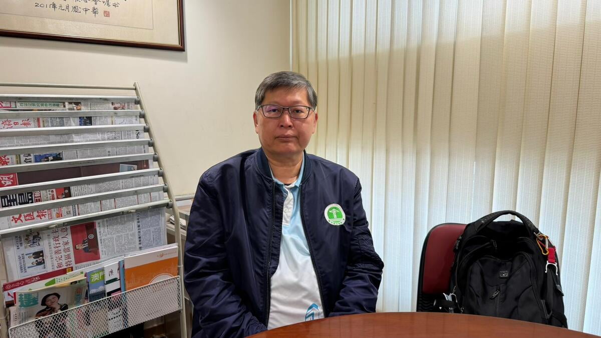 圖：約15名宏業建築工人到碧瑤灣地盤追欠薪　2工人爬上棚架抗議  周思傑呼籲政府介入並解決工資問題　黃嘉妍攝