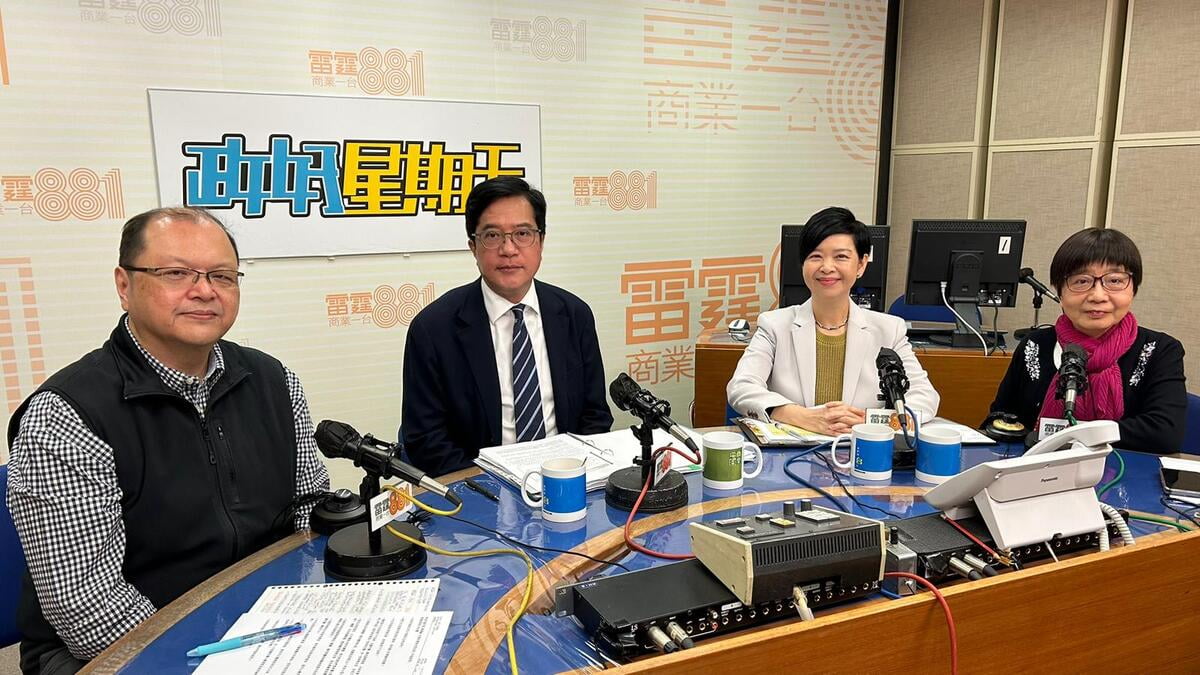 圖：宏褔苑大火｜黃偉綸：增收購價屬人性化　否認以公帑填補責任  黃偉綸(左二)及何永賢(右二)出席本台節目