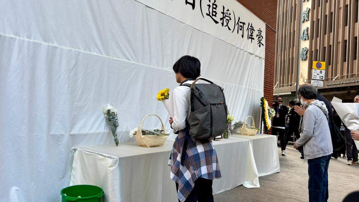 圖：消防處為何偉豪舉行最高榮譽喪禮　下葬浩園  不少市民前來獻花悼念何偉豪　蘇楚淅攝