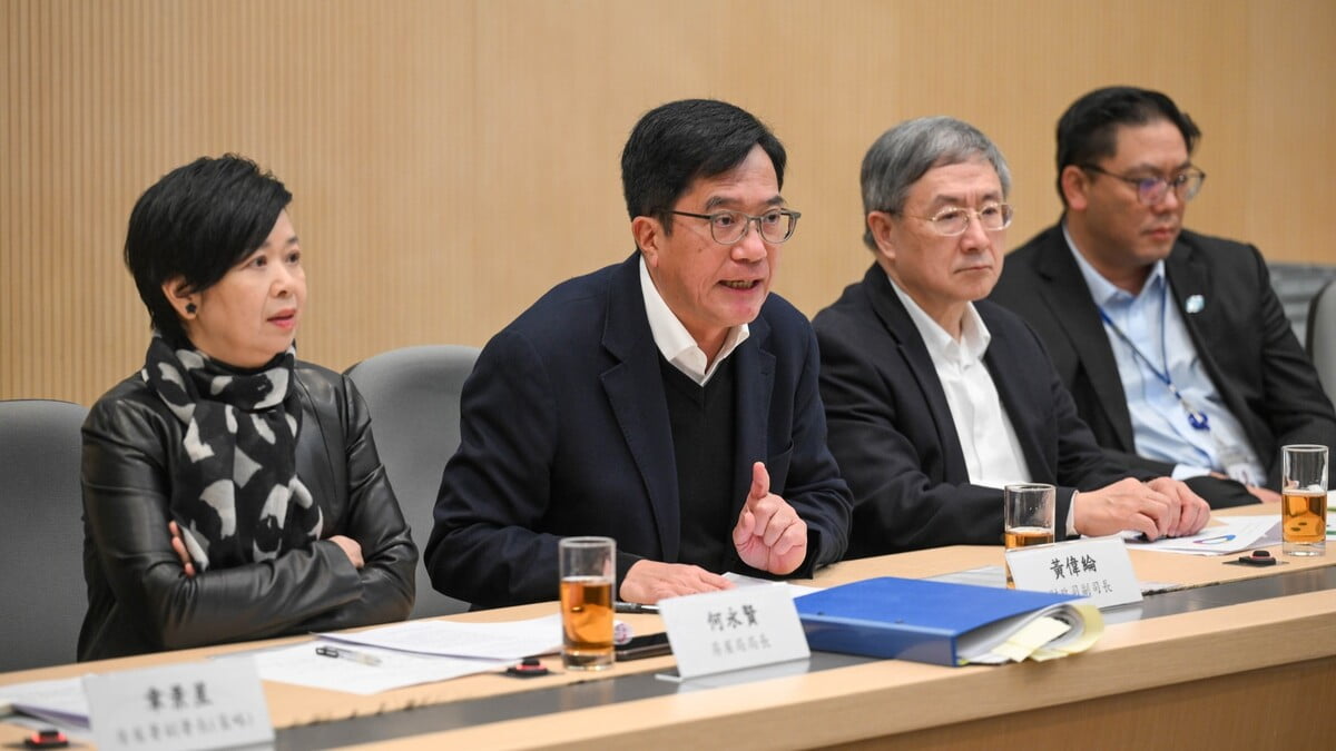 圖：黃偉綸：以情理法處理宏福苑居民長遠安置方案  黃偉綸（中）、政務司副司長卓永興（右2）及房屋局局長何永賢（左）