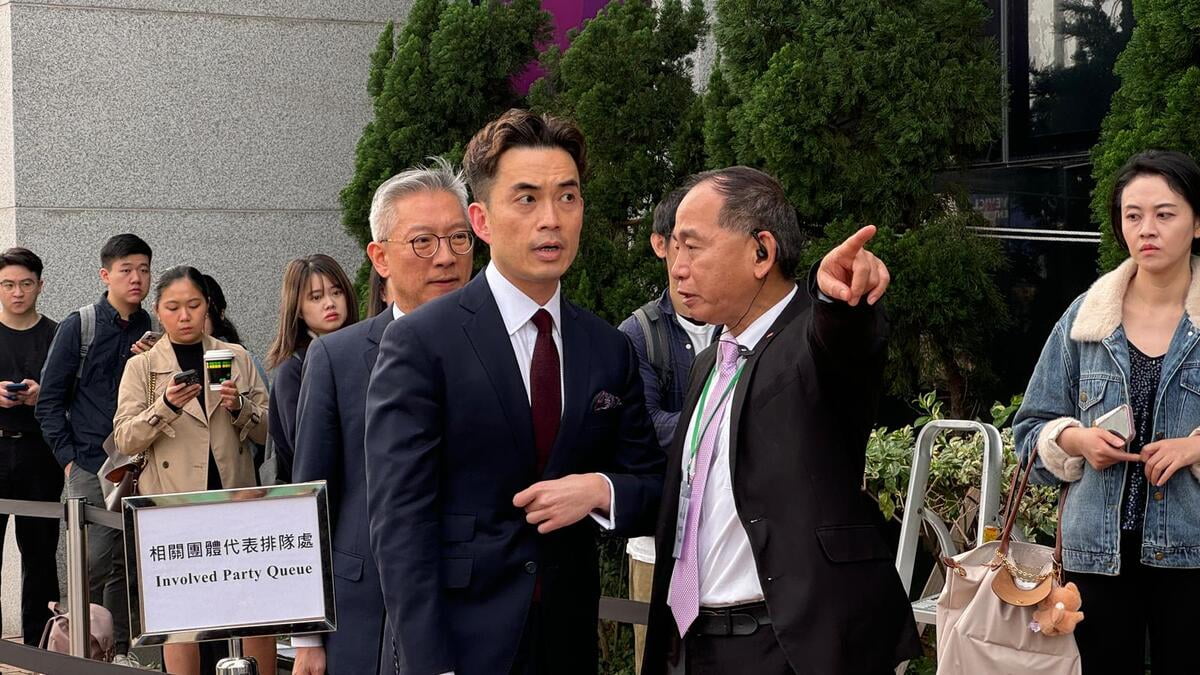 圖：宏福苑5級火｜獨立委員會下月19月辦首場聽證會  代表市建局的資深大律師呂世杰（紅呔）到場　黃子希攝