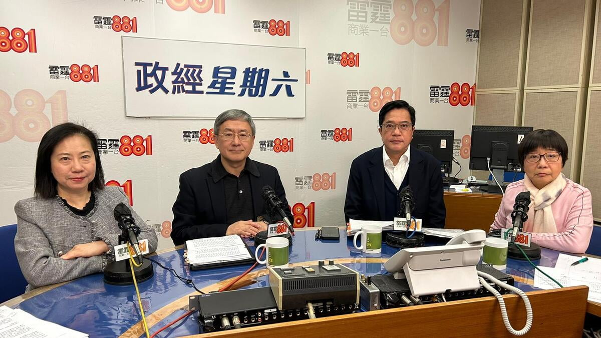 圖：黃偉綸：宏福苑原址重建不實際　將研究轉為社區設施  卓永興（左二）及黃偉綸（右二）出席本台節目