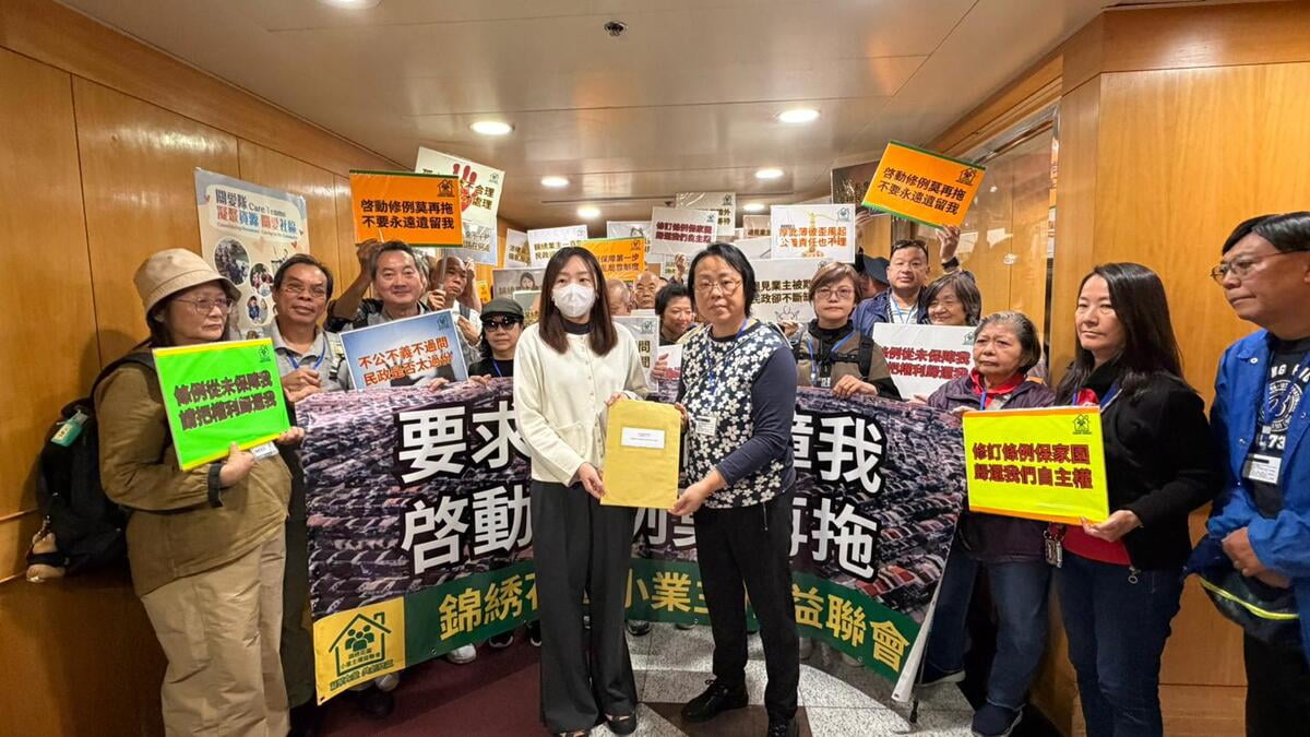 圖：元朗錦綉花園業主請願　要求修例助成立業主立案法團  一批錦綉花園居民到灣仔民政總署請願要求修例成立業主立案法團　黃嘉妍攝