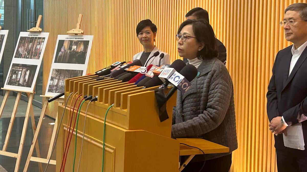 圖：宏福苑7幢樓宇居民　下月20日起分批返單位執拾3小時  麥美娟(右二)指宏志閣維修時間比預期長 鄭梓峰攝