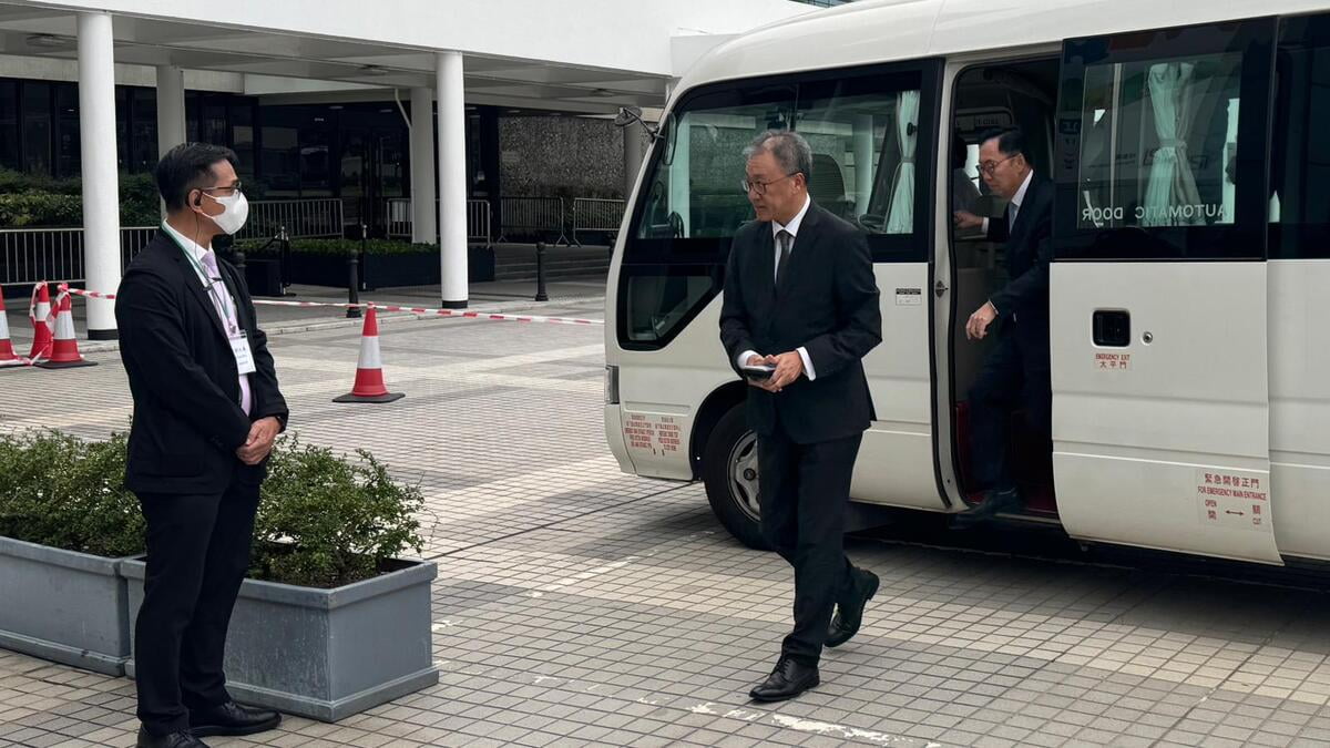 圖：宏福苑火災聽證會｜陸啟康對報道感不安　稱陳詞不代表委員會結論  獨立委員會主席陸啟康（中）到達　黃子希攝