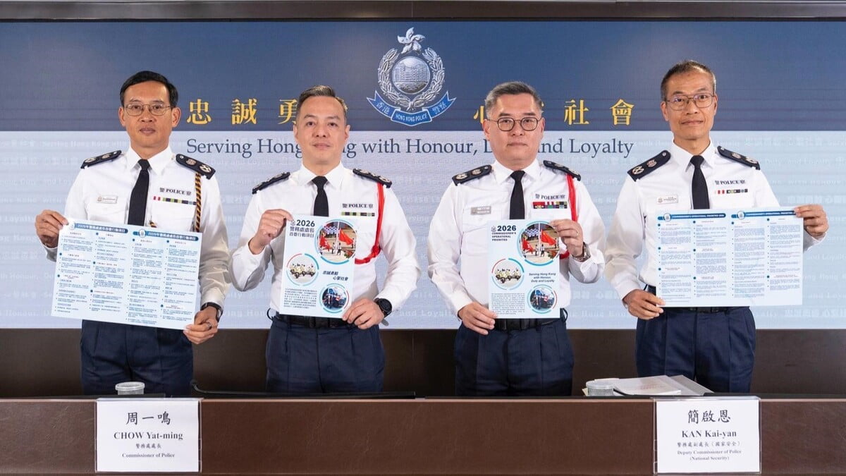 圖:周一鳴:本土恐怖主義仍存暗湧 執法維護國安不手軟 警務處處長周一鳴(左二)與警務處副處長(國家安全)簡啟恩(右二)