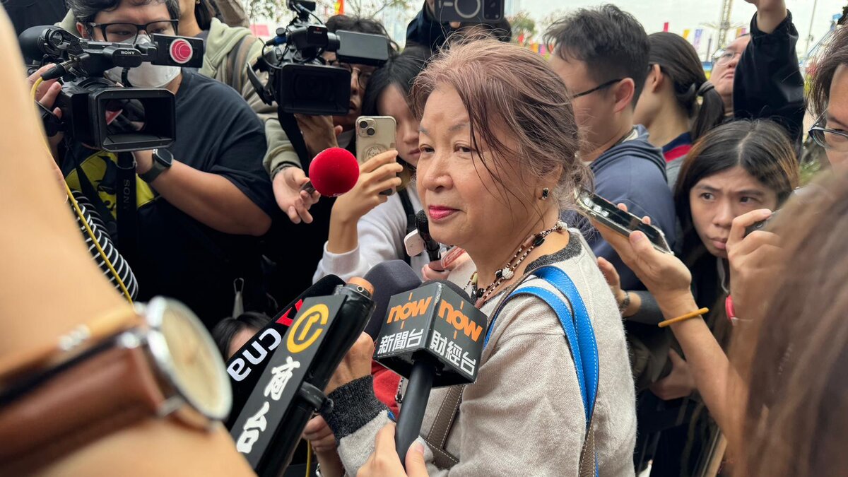 圖：宏福苑5級火｜居民出席指示會議　冀取回公道  宏昌閣居民朱女士冀當局召開會議予所有居民表達意見　黃子希攝