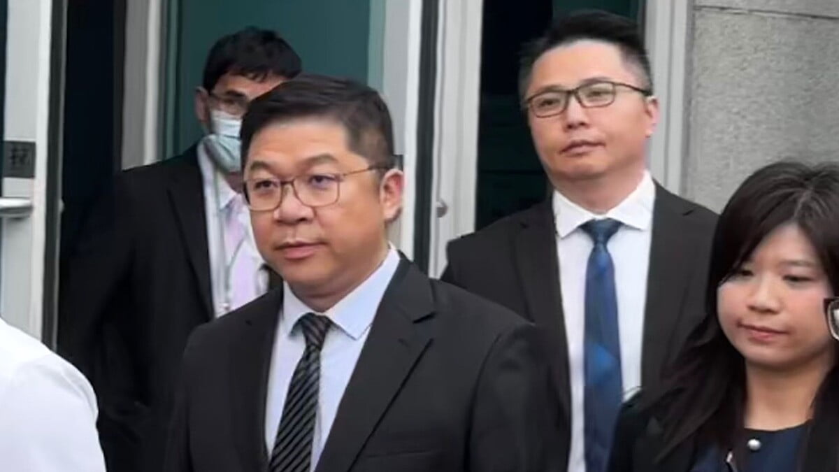 圖：宏福苑聽證會｜消防處承認未因大維修提升巡查力度  姜世明(左)作供後離開展城館 吳蓁攝