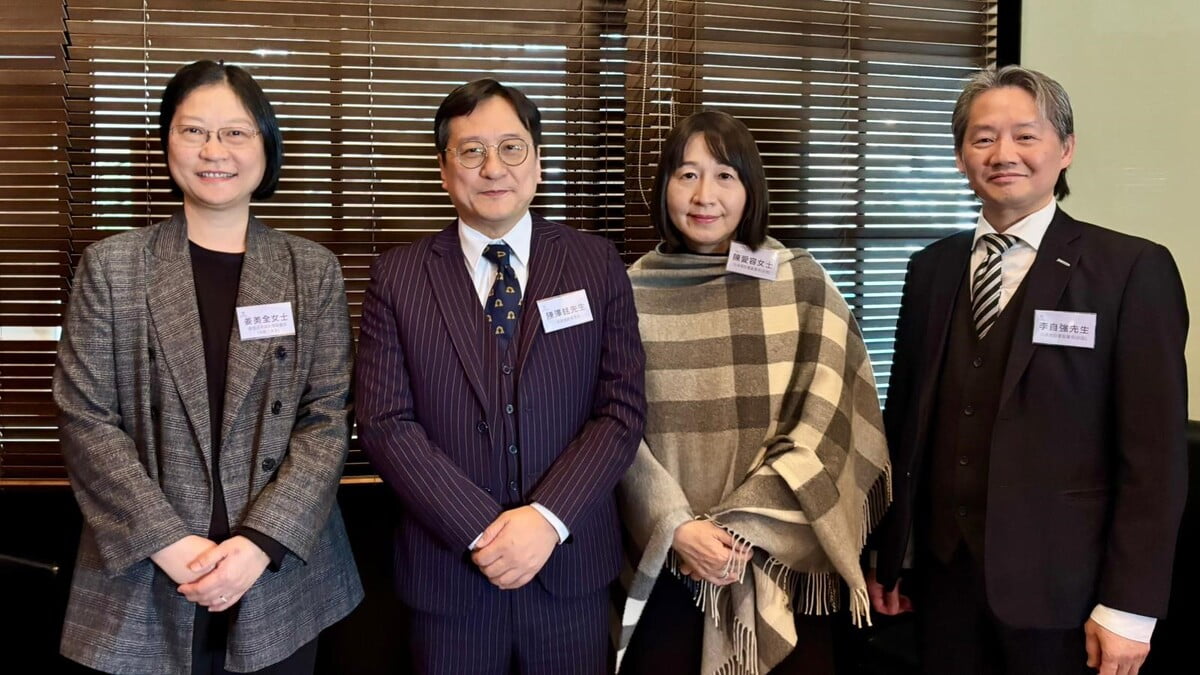 圖：法援署收到359宗宏福苑居民法援申請　大部分涉及物業保險索償  陳澤銘（左二）指被告方是誰非署方主要考慮　蘇楚淅攝