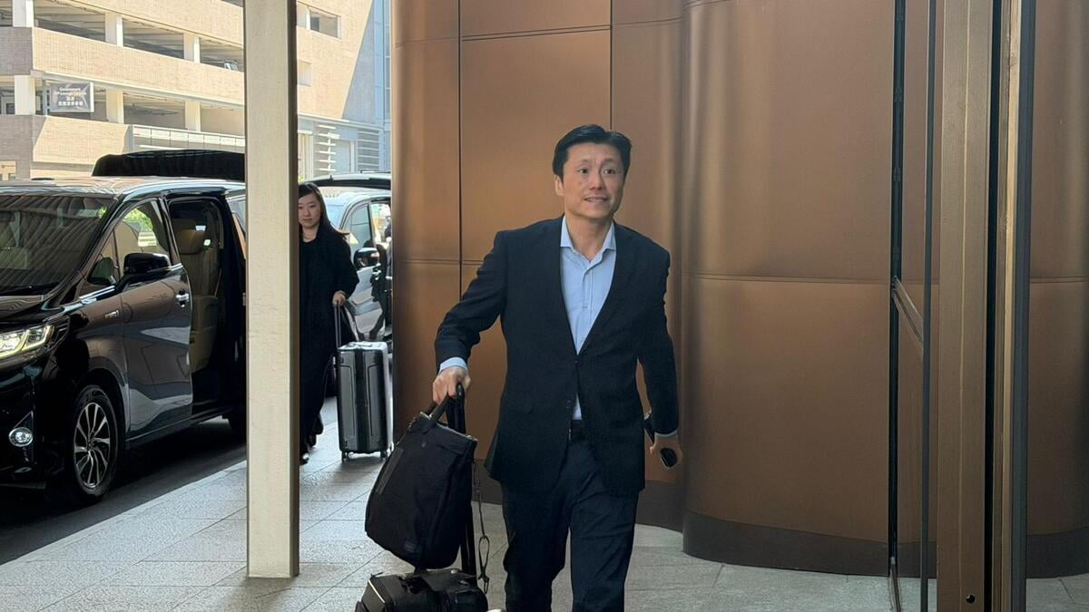 圖：李家超啟程赴京述職　將匯報宏福苑火災等民生情況  新聞統籌專員謝振中亦抵達機場　黃嘉妍攝