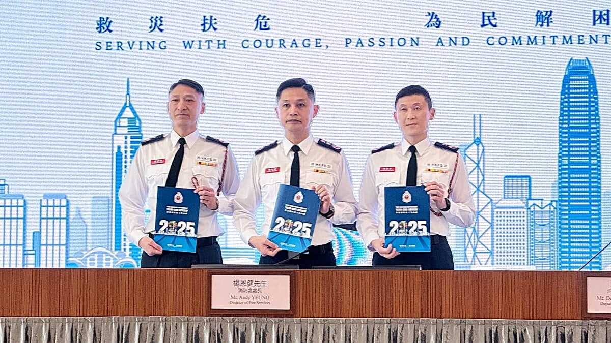 圖：消防處料4至5月　向立法會簡介修訂消防相關條例  楊恩健（中）表示去年共接獲逾77.8萬宗緊急救護召喚　黃子希攝