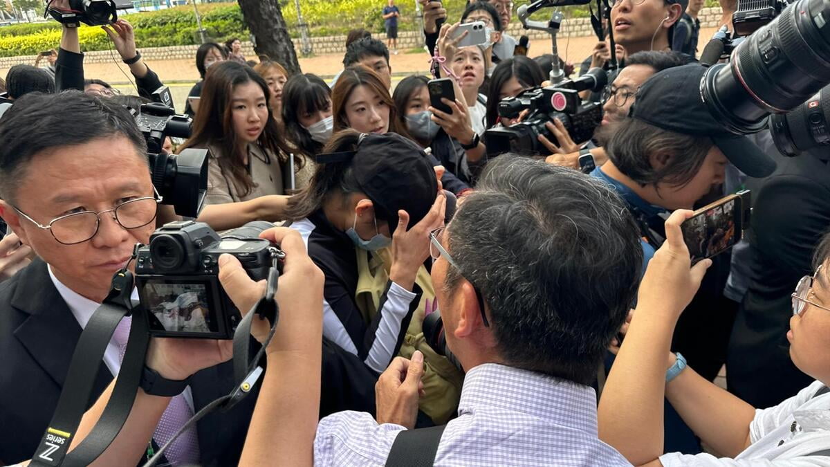 圖：宏福苑火災聽證會｜作供居民：鄰居以消防喉轆救火但無水  謝玉華（掩頭者）離開時被追訪　黃子希攝