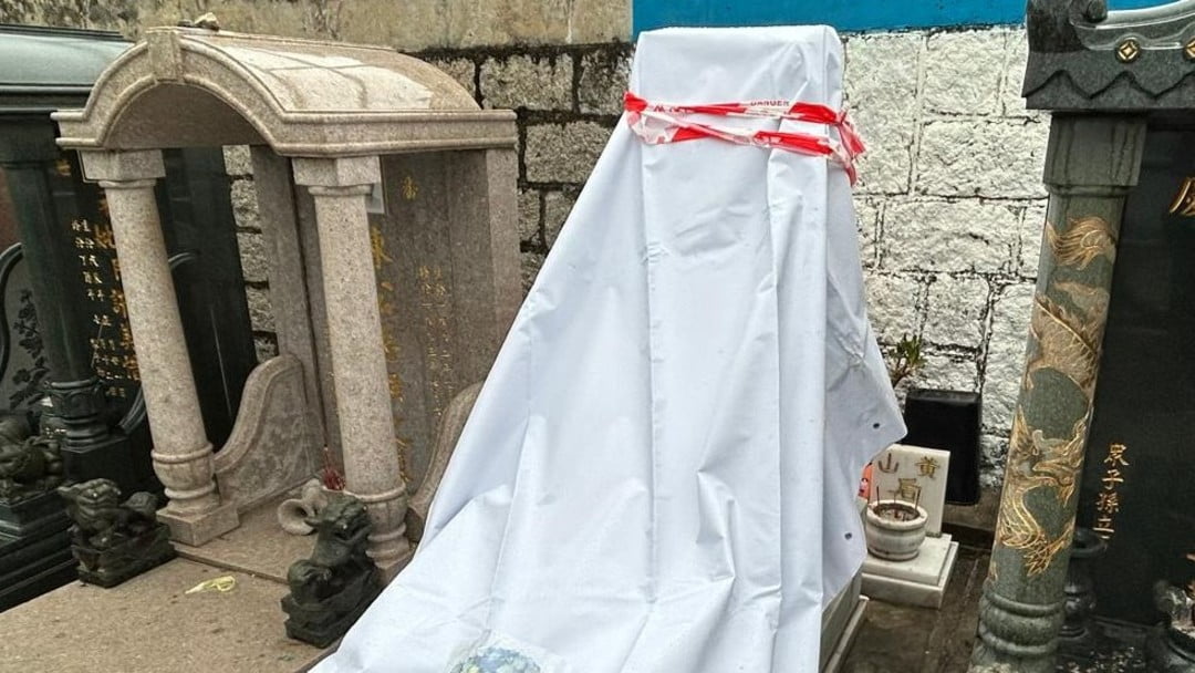 圖：Beyond已故主音黃家駒墓碑遭破壞 2名男子被捕  黃家駒墓碑遭破壞後以白布遮蓋 陳慤攝