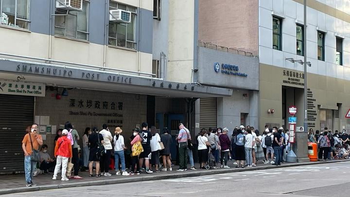 香港即時新聞網 - 商台 : 多間郵局出現排隊申請臨時疫苗通行證人龍