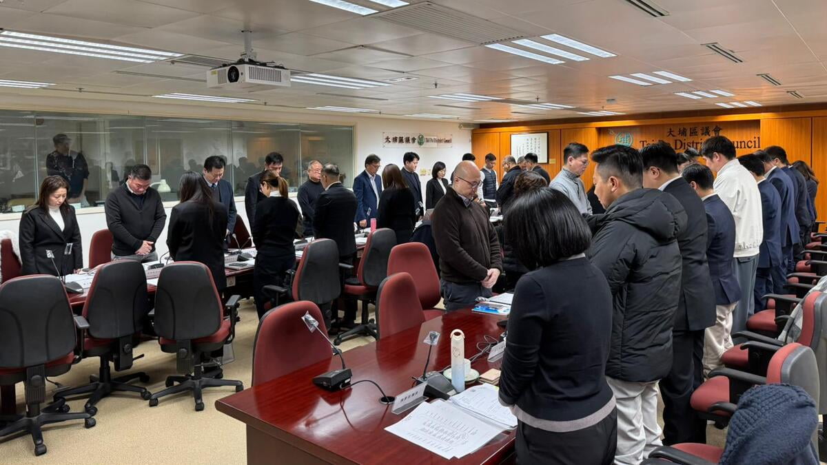 圖：宏福苑火災｜大埔區議會商善後　暫未能安排居民返回單位  大埔區議會開會前先默哀一分鐘　張曉欣攝