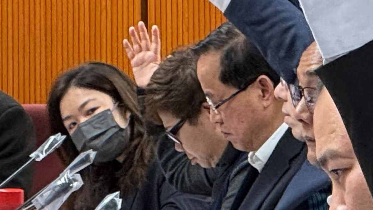 圖：宏福苑火災｜大埔區議會商善後　暫未能安排居民返回單位  民建聯黃碧嬌（中）出席大埔區議會會議　張曉欣攝