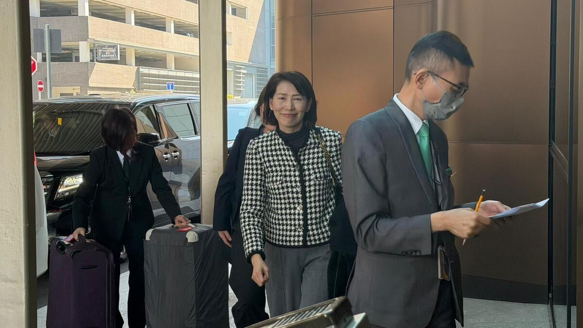 圖：李家超啟程赴京述職　將匯報宏福苑火災等民生情況  隨行述職的特首辦主任葉文娟(右二)中午抵達機場　黃嘉妍攝