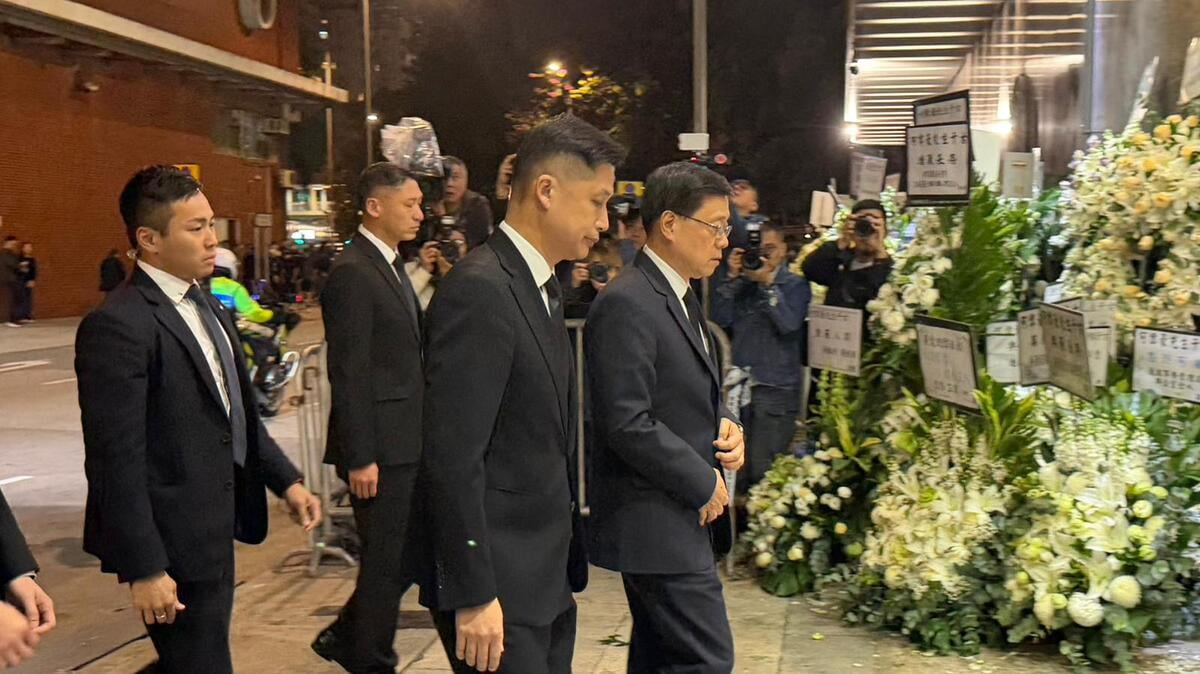 圖：殉職消防何偉豪設靈 　李家超及梁振英等弔唁  李家超晚上（右一）在消防處長楊恩健（右二）陪同下步入靈堂　黃嘉妍攝