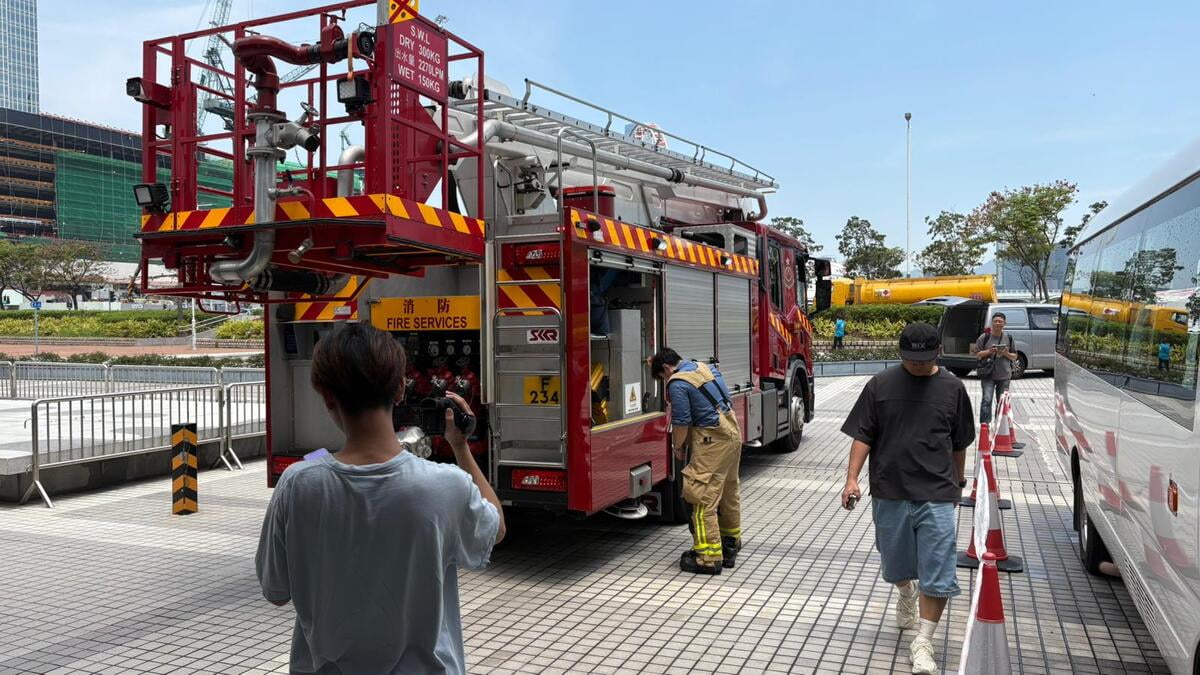 圖：宏福苑火災聽證會期間突然響火警鐘　有消防員到場檢查  有消防車到展城館戒備　陳慤攝